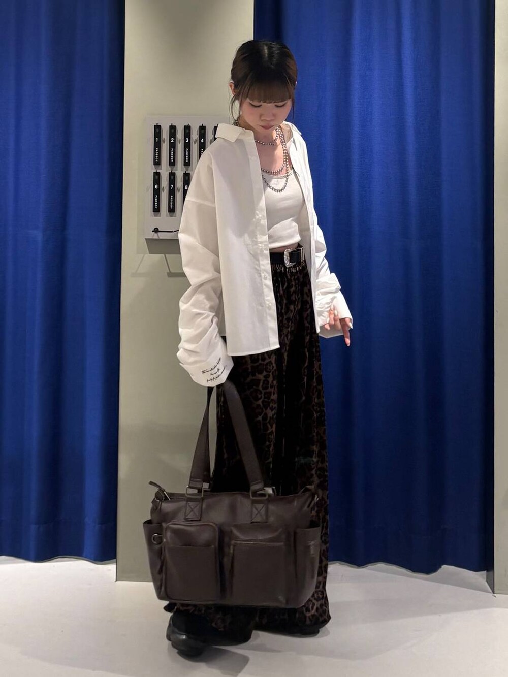その他のその他パンツ、ホワイト系のシャツ/ブラウス、ホワイト系のキャミソールを着用したレディースの秋コーディネートの2枚目の写真