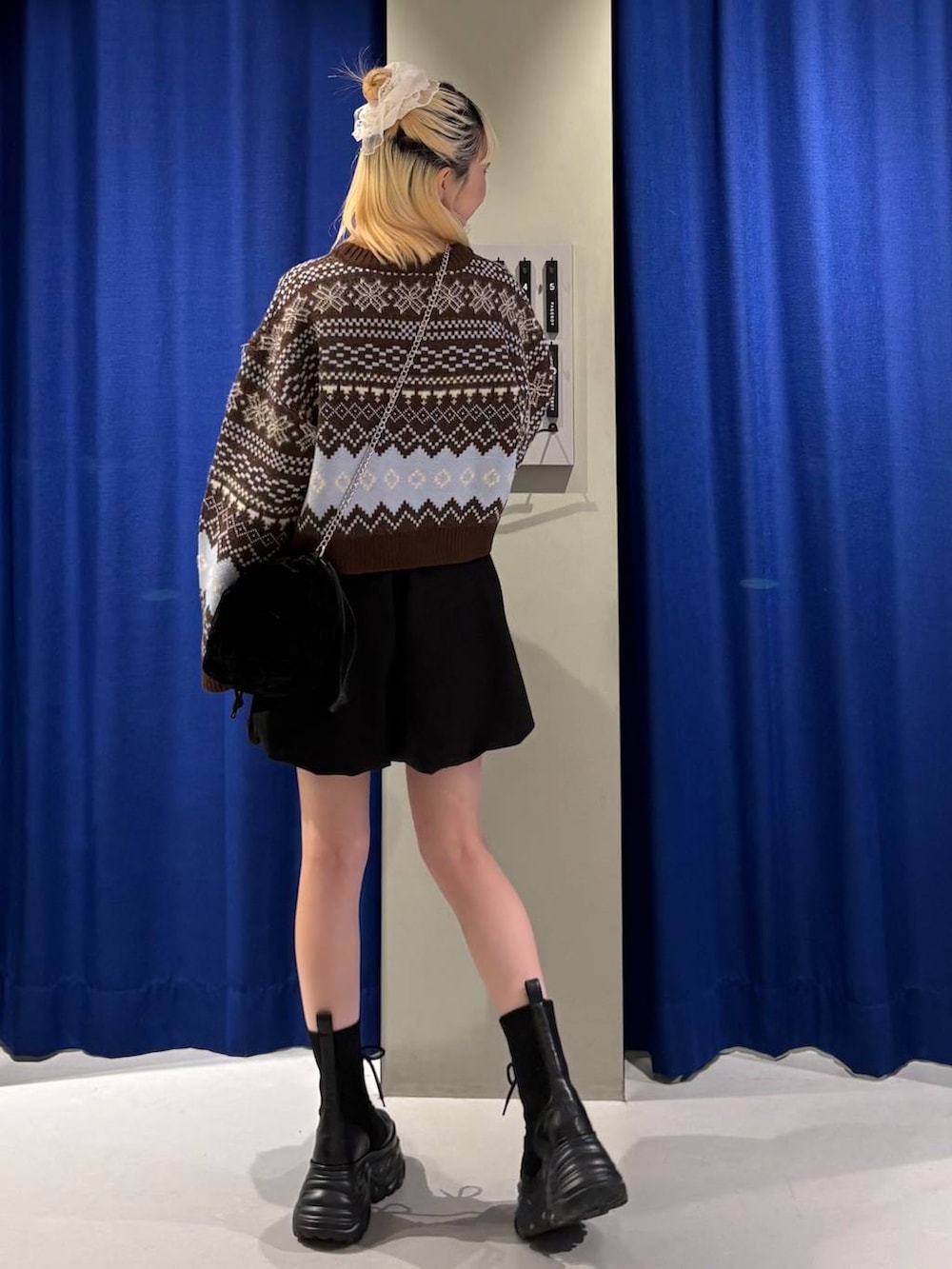 ブラック系のブーツ、ブラック系のハンドバッグ、ブラック系のその他パンツを着用したレディースの秋コーディネートの3枚目の写真