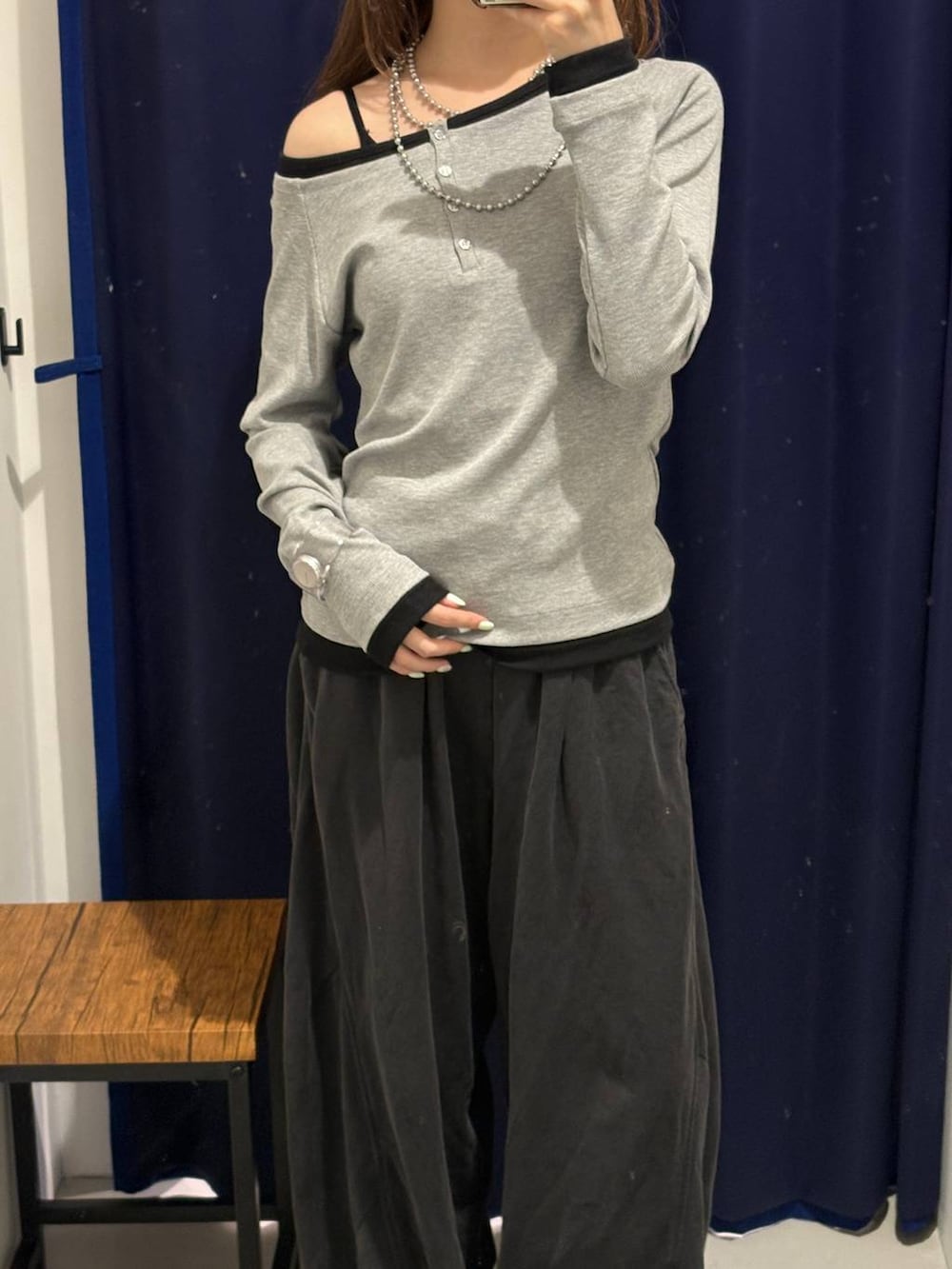 ブラック系のスウェットパンツ、ブラック系のTシャツ/カットソー、ブラック系のキャミソールを着用したレディースの夏コーディネートの3枚目の写真
