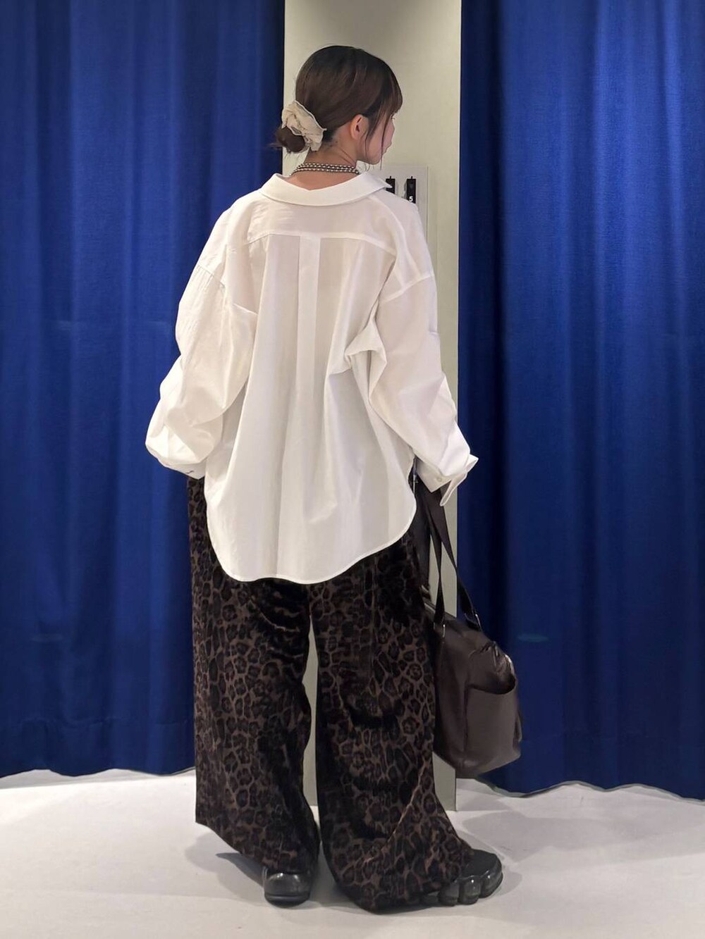 その他のその他パンツ、ホワイト系のシャツ/ブラウス、ホワイト系のキャミソールを着用したレディースの秋コーディネートの3枚目の写真