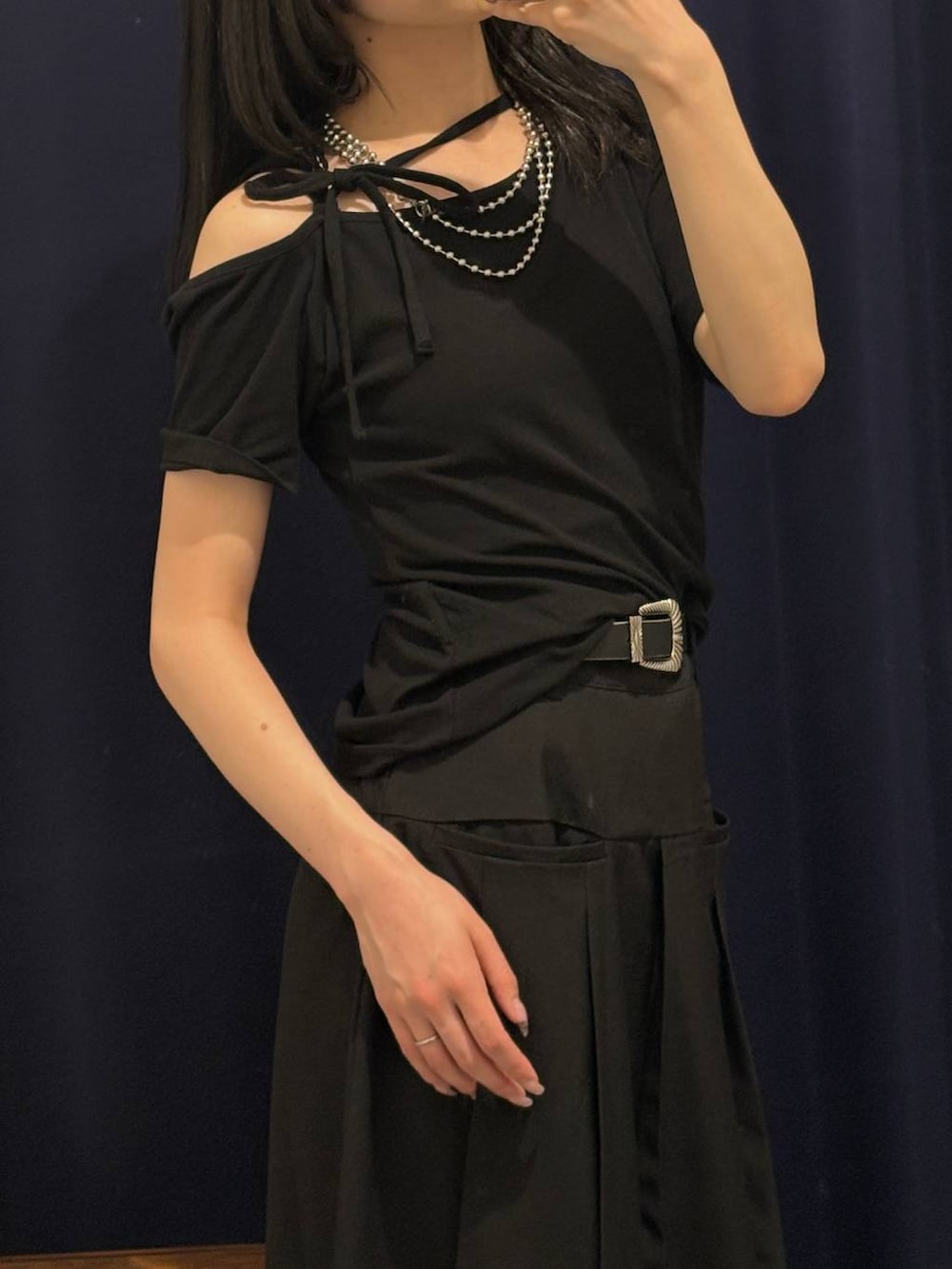 ブラック系のTシャツ/カットソー、ブラック系のスカート、ブラック系のベルトを着用したレディースの春コーディネートの3枚目の写真