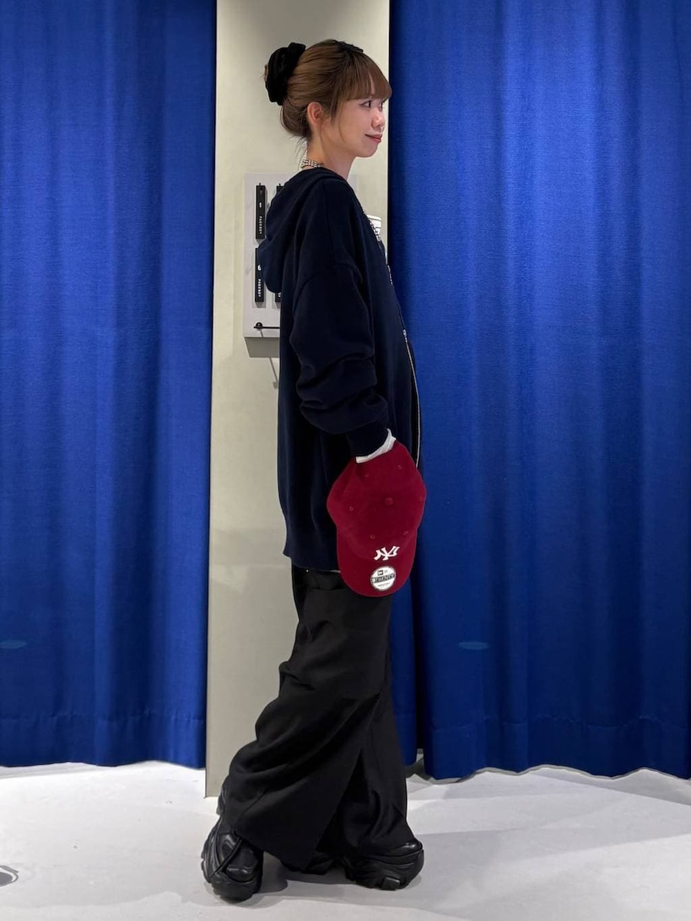 ブラック系のスニーカー、ブルー系のパーカー、ホワイト系のTシャツ/カットソーを着用したレディースの冬コーディネートの2枚目の写真