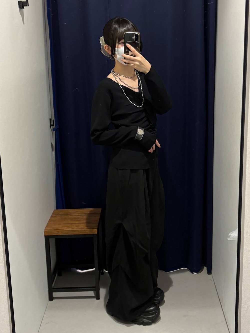 ブラック系のカーディガン/ボレロ、ブラック系のその他パンツ、ブラック系のブーツを着用したレディースの秋コーディネートの3枚目の写真