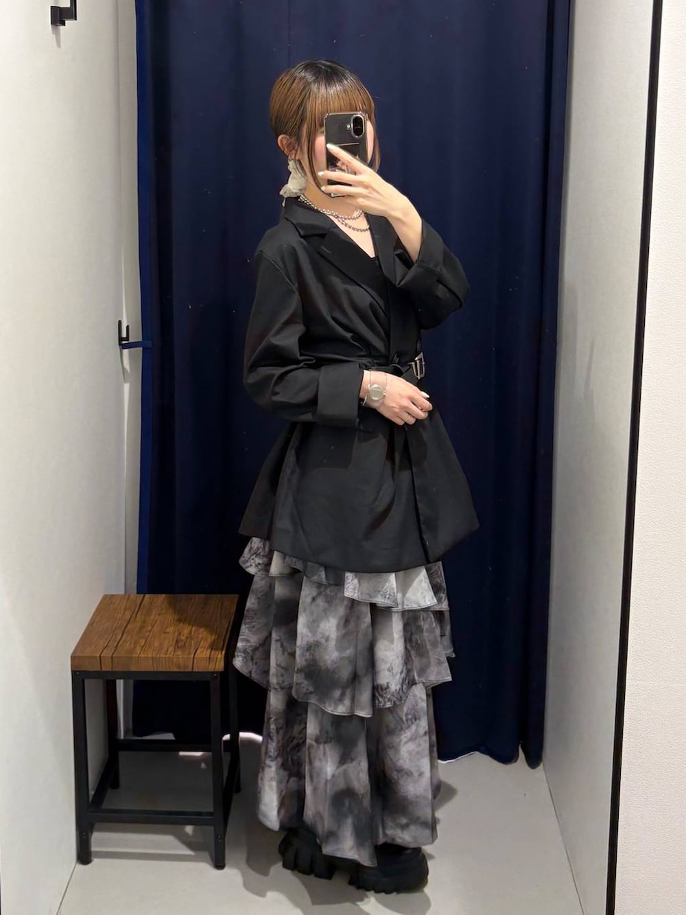ブラック系のブーツ、グレー系のスカート、ブラック系のテーラードジャケットを着用したレディースの夏コーディネートの2枚目の写真