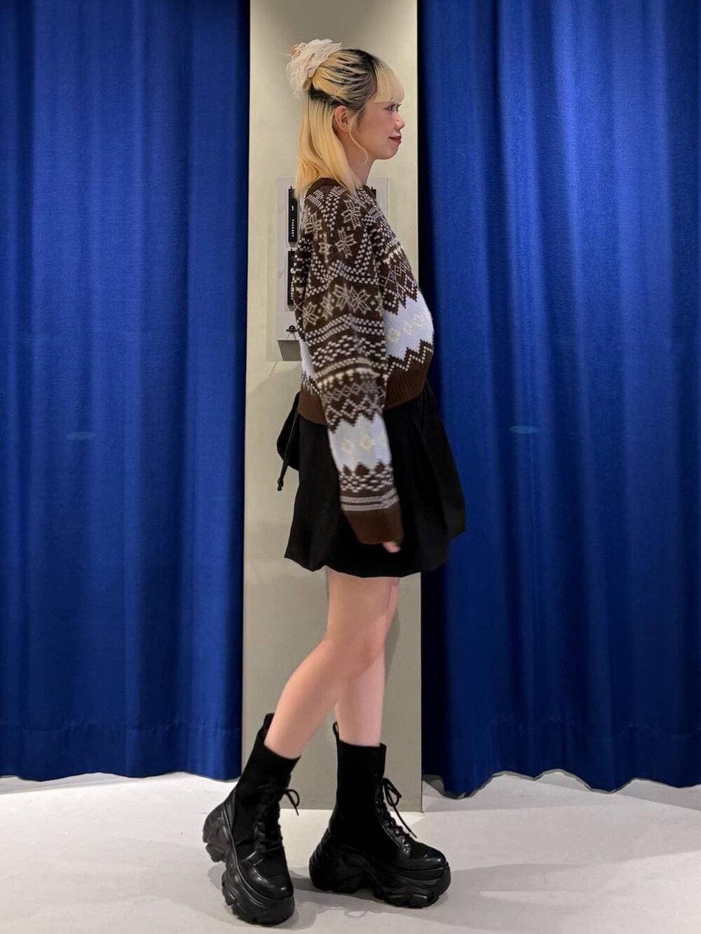 ブラック系のブーツ、ブラック系のハンドバッグ、ブラック系のその他パンツを着用したレディースの秋コーディネートの2枚目の写真