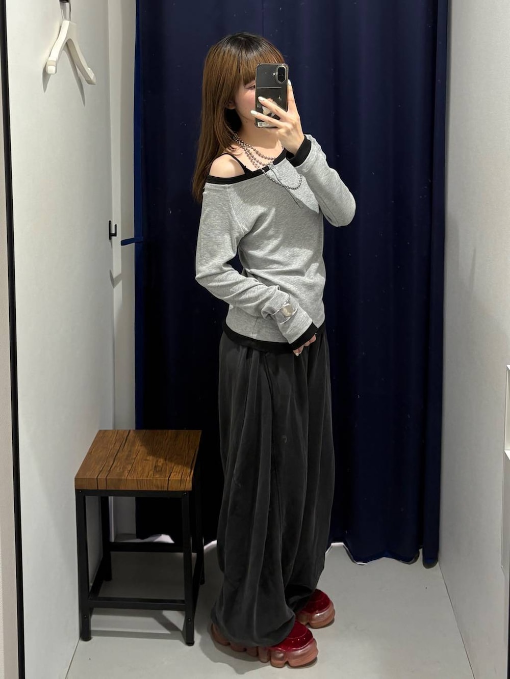 ブラック系のスウェットパンツ、ブラック系のTシャツ/カットソー、ブラック系のキャミソールを着用したレディースの夏コーディネートの2枚目の写真