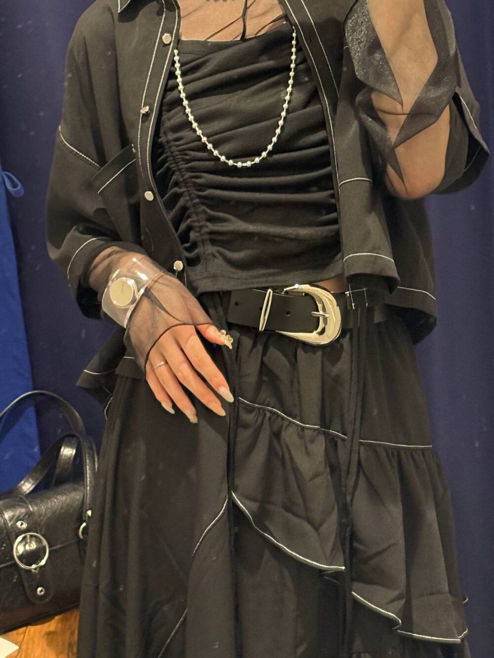 ブラック系のスカート、ブラック系のシャツ/ブラウス、ブラック系のTシャツ/カットソーを着用したレディースの夏コーディネートの4枚目の写真