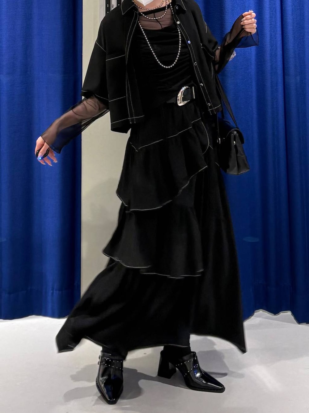 ブラック系のスカート、ブラック系のシャツ/ブラウス、ブラック系のTシャツ/カットソーを着用したレディースの夏コーディネートの2枚目の写真