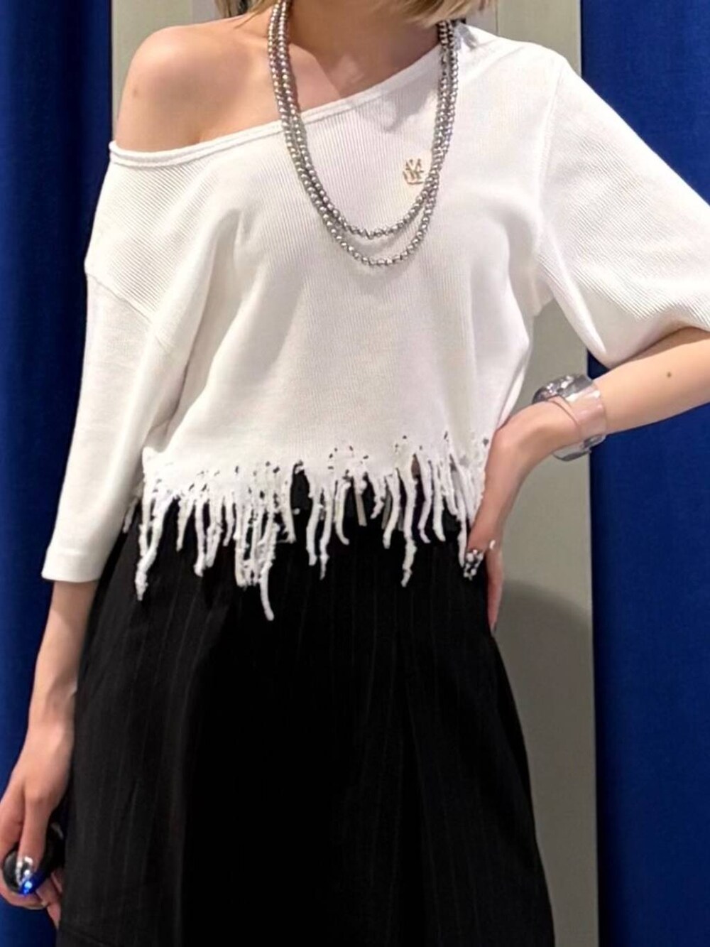 ブラック系のサンダル、ブラック系のカーゴパンツ、ホワイト系のTシャツ/カットソーを着用したレディースの夏コーディネートの2枚目の写真