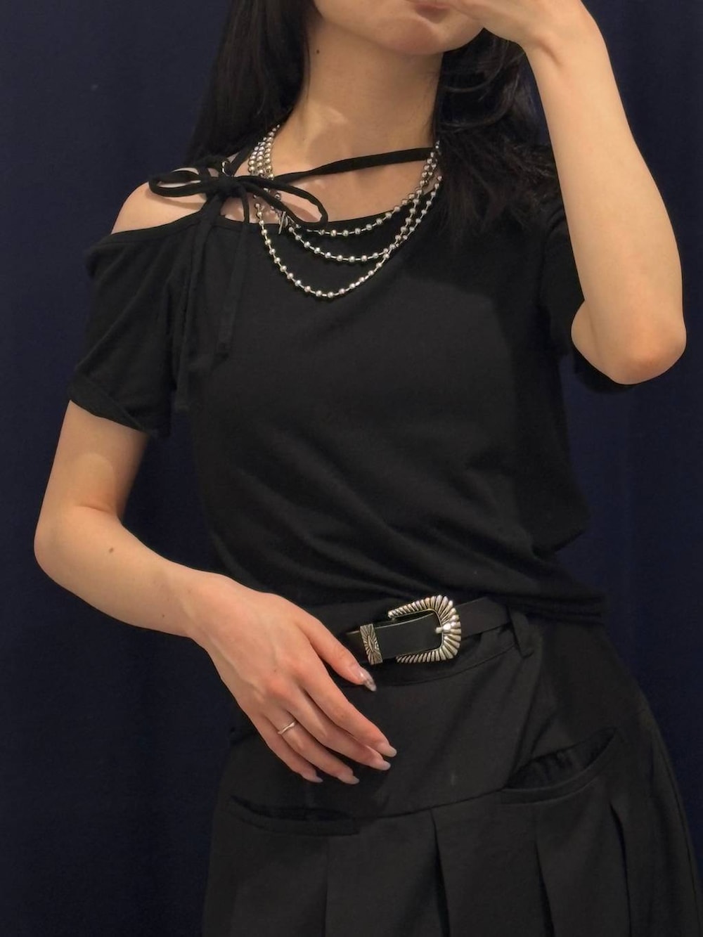 ブラック系のTシャツ/カットソー、ブラック系のスカート、ブラック系のベルトを着用したレディースの春コーディネートの2枚目の写真