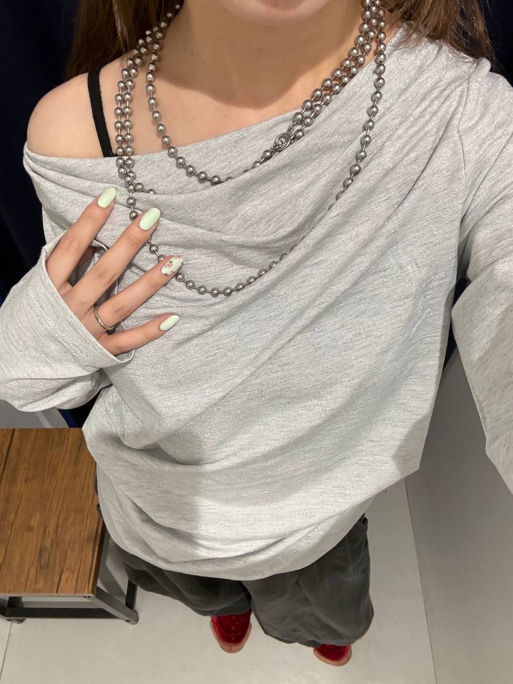 ブラック系のスウェットパンツ、グレー系のTシャツ/カットソー、ブラック系のキャミソールを着用したレディースの夏コーディネートの4枚目の写真