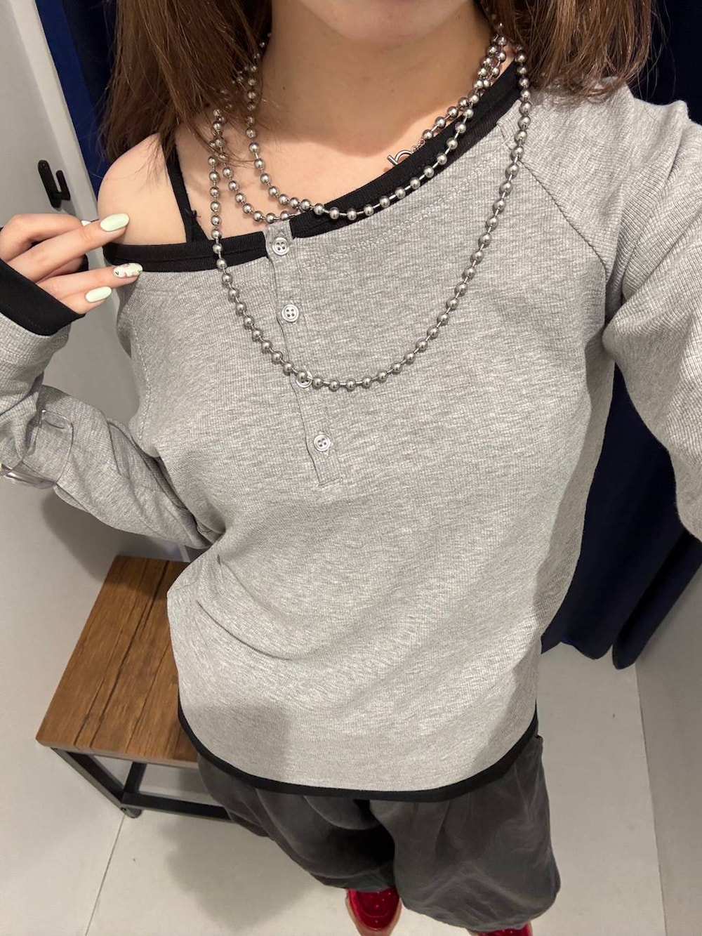 ブラック系のスウェットパンツ、ブラック系のTシャツ/カットソー、ブラック系のキャミソールを着用したレディースの夏コーディネートの4枚目の写真