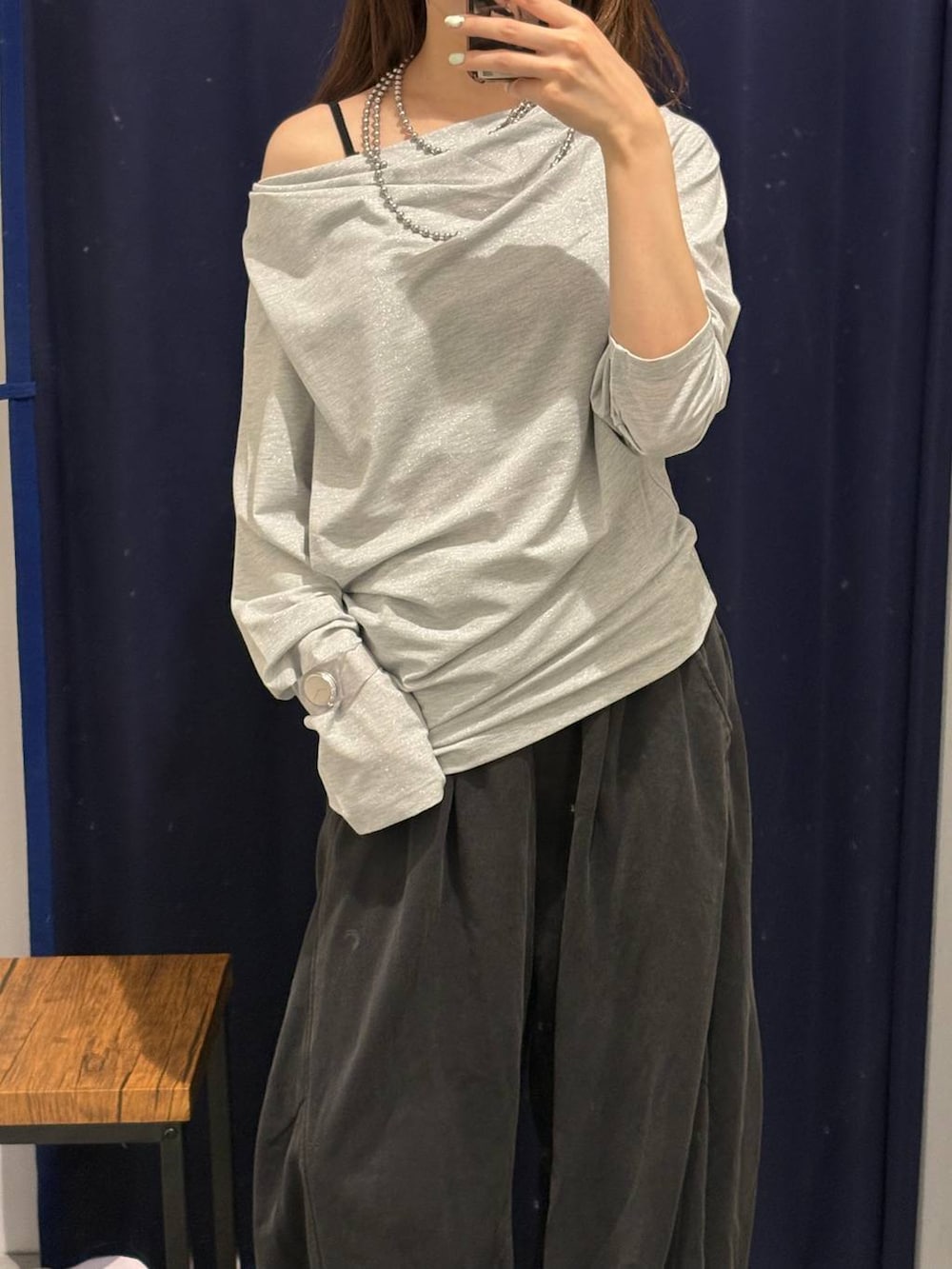 ブラック系のスウェットパンツ、グレー系のTシャツ/カットソー、ブラック系のキャミソールを着用したレディースの夏コーディネートの3枚目の写真