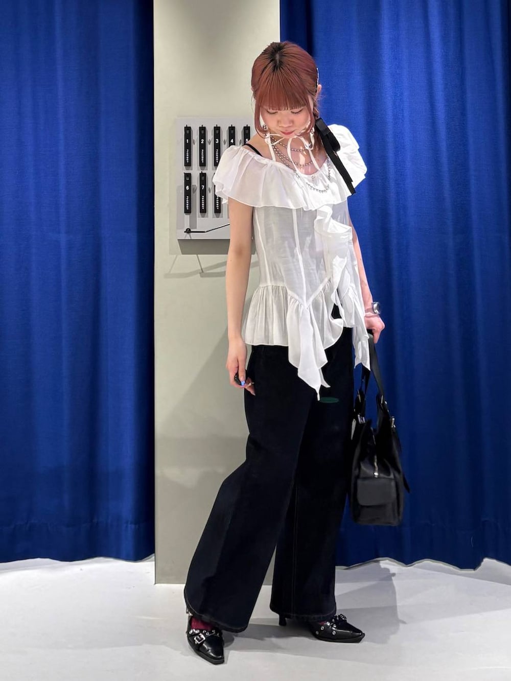 ブラック系のキャミソール、ブルー系のデニムパンツ、ホワイト系のシャツ/ブラウスを着用したレディースの春コーディネートの2枚目の写真