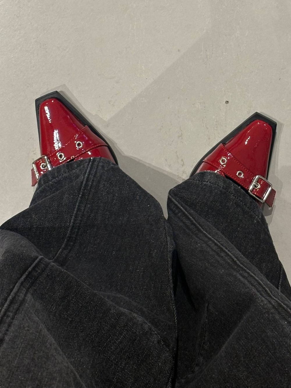 ブラック系のショルダーバッグ、ブラック系のデニムパンツ、ブラック系のデニムジャケットを着用したレディースの夏コーディネートの5枚目の写真