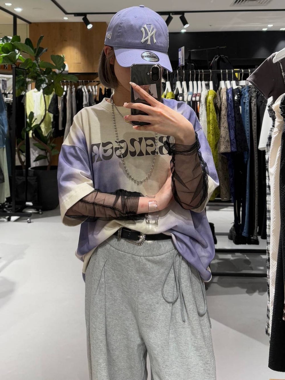 「ガーリー、個性派、モード、カジュアル、メンズライク、スウェット、PAGEBOY、PBLIM」｜「PAGEBOYの【NEWERA】9TWENTY（キャップ、パープル系）」を使った、pisさん（レディース・157cm）の夏コーディネートの2枚目の写真