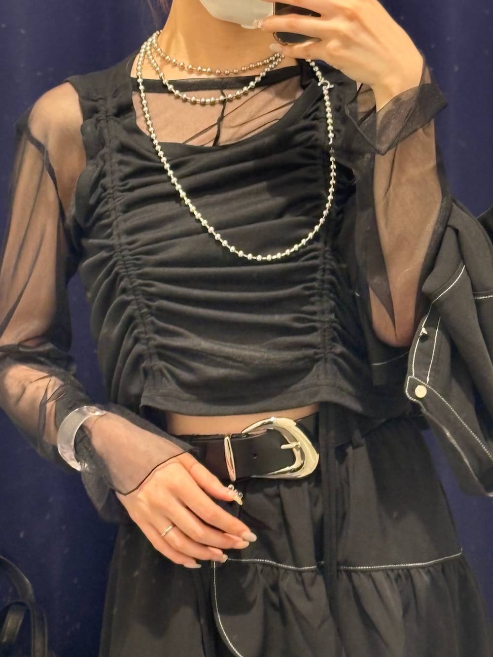 ブラック系のスカート、ブラック系のTシャツ/カットソー、ブラック系のショルダーバッグを着用したレディースの夏コーディネートの4枚目の写真