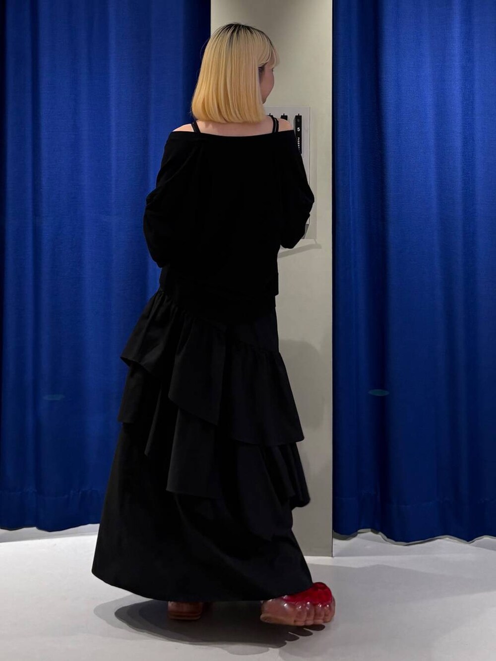 ブラック系のキャミソール、ブラック系のスカート、ブラック系のカーディガン/ボレロを着用したレディースの秋コーディネートの3枚目の写真