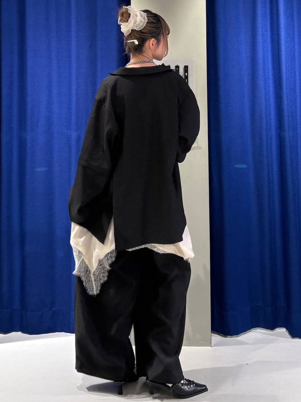 ホワイト系のキャミソール、ブラック系のサンダル、ホワイト系のチュニックを着用したレディースの春コーディネートの3枚目の写真