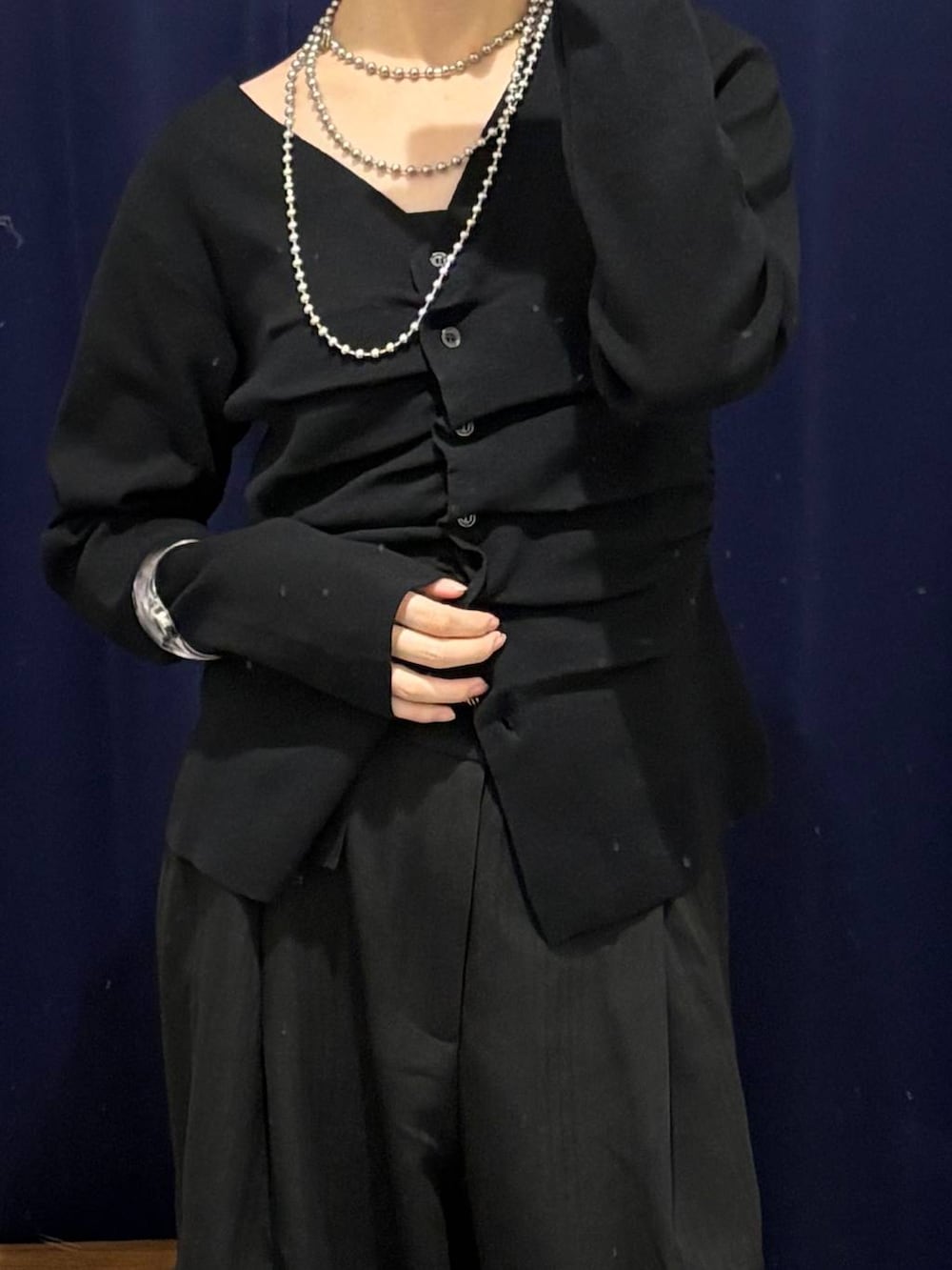 ブラック系のカーディガン/ボレロ、ブラック系のその他パンツ、ブラック系のブーツを着用したレディースの秋コーディネートの2枚目の写真