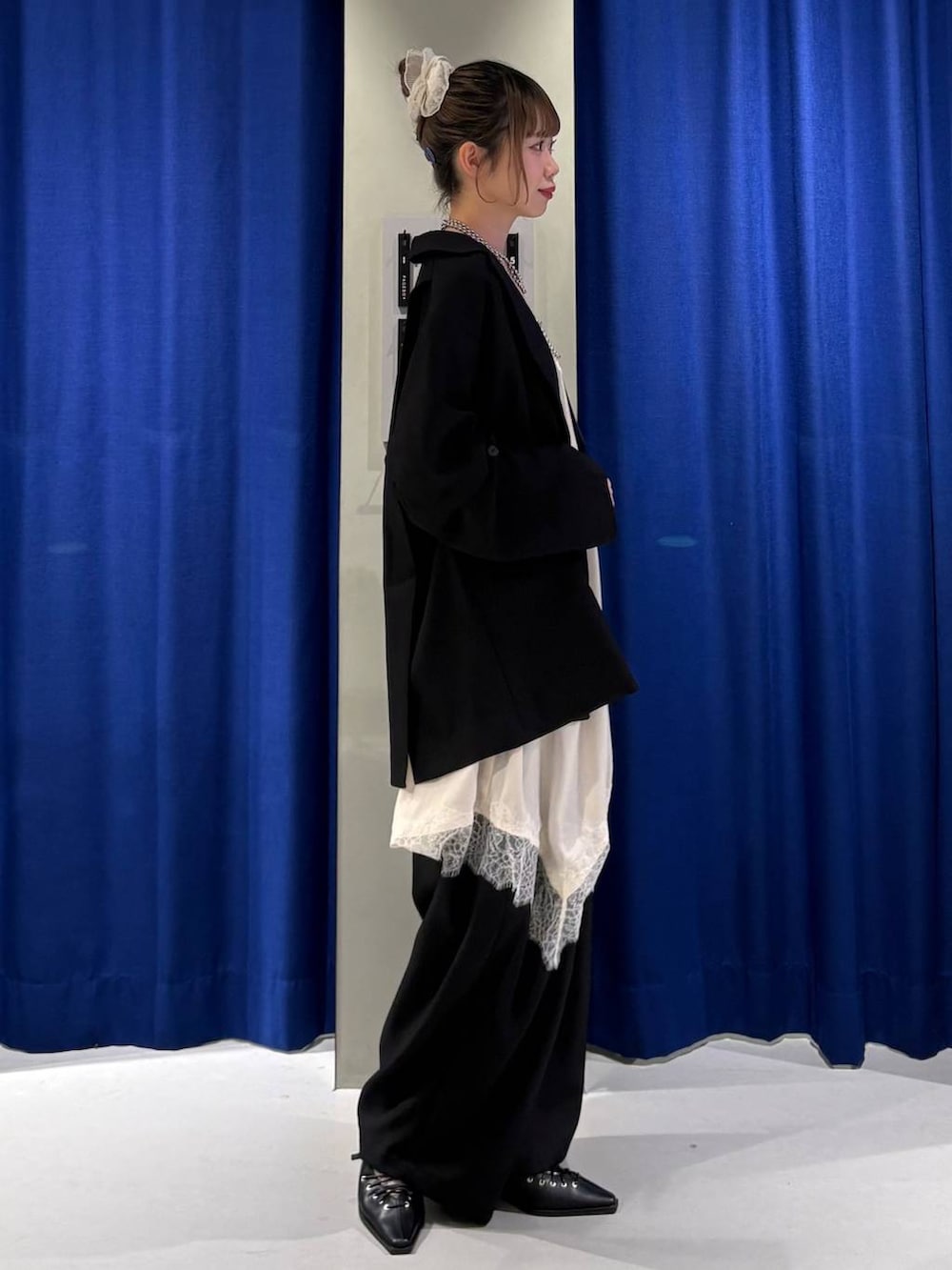 ホワイト系のキャミソール、ブラック系のサンダル、ホワイト系のチュニックを着用したレディースの春コーディネートの2枚目の写真