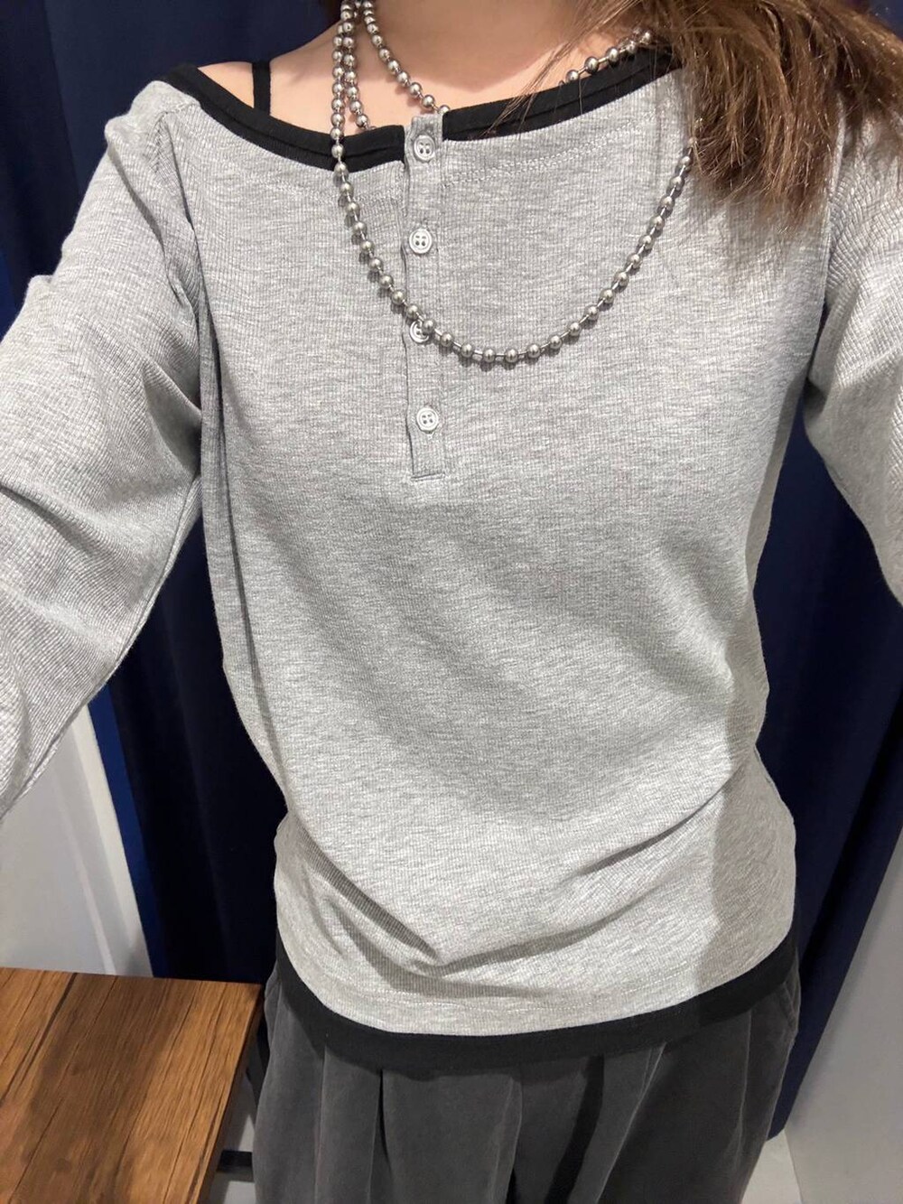 ブラック系のスウェットパンツ、ブラック系のTシャツ/カットソー、ブラック系のキャミソールを着用したレディースの夏コーディネートの5枚目の写真