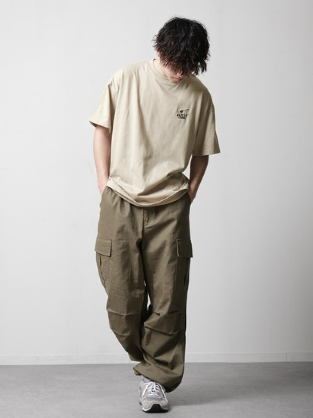 「淡色コーデ、休日スタイル、スニーカーコーデ、お出かけコーデ、春夏コーデ、夏コーデ、Tシャツ、バックプリント、カーゴパンツ、ストリート、ストリートコーデ、ootd、outfit、カジュアル、カジュアルコーデ」｜「ZIP FIVEのサウナガールTシャツ（サウナハット付）（Tシャツ/カットソー、ベージュ系）」を使った、ZIP FIVE【Official】さん（メンズ・175cm）の春コーディネートの2枚目の写真