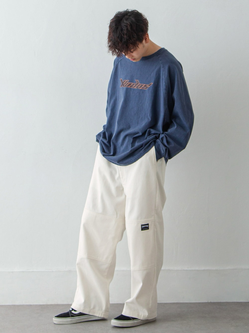 「春のNewスタイル、メンズコーデ、ストリート、春夏コーデ、ビッグシルエット、韓国ファッション、白パンツ、イージーパンツ、ロンT、ストリートコーデ、古着MIX、ootd、メンズファッション、メンズライク、outfit」|「ZIP FIVEのヴィンテージ風ロゴラグランルーズシルエットロンT/ロングスリーブTシャツ【ピグメント加工】(Tシャツ/カットソー、ホワイト系)」を使った、ZIP FIVE【Official】さん(メンズ・175cm)の春コーディネートの2枚目の写真