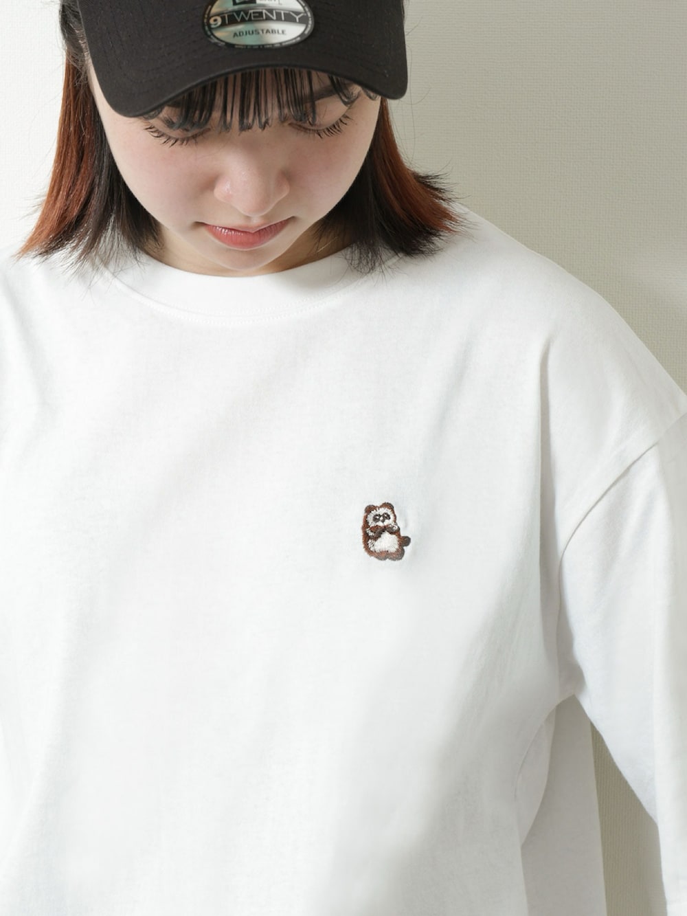 ホワイト系のTシャツ/カットソー、ブラック系のその他パンツ、ブラック系のスニーカーを着用したレディースの春コーディネートの2枚目の写真