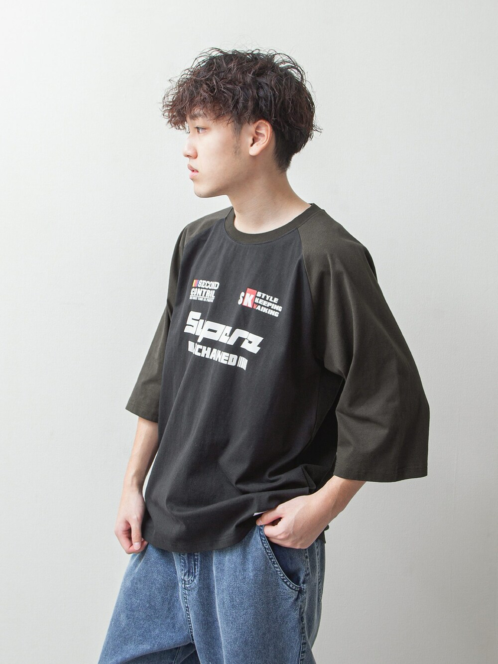 「休日スタイル、スニーカー、スニーカーコーデ、韓国ファッション、古着MIX、アメカジ、ストリート、ストリートコーデ、ootd、outfit、春コーデ、夏コーデ、メンズファッション、ワイドパンツ、カジュアル」｜「UNCORDの【UNCORD】vintage design logo raglan T-shirt／ワンポイント胸ロゴラグラン7分袖ビッグTシャツ（Tシャツ/カットソー、グレー系）」を使った、ZIP FIVE【Official】さん（メンズ・175cm）の春コーディネートの2枚目の写真