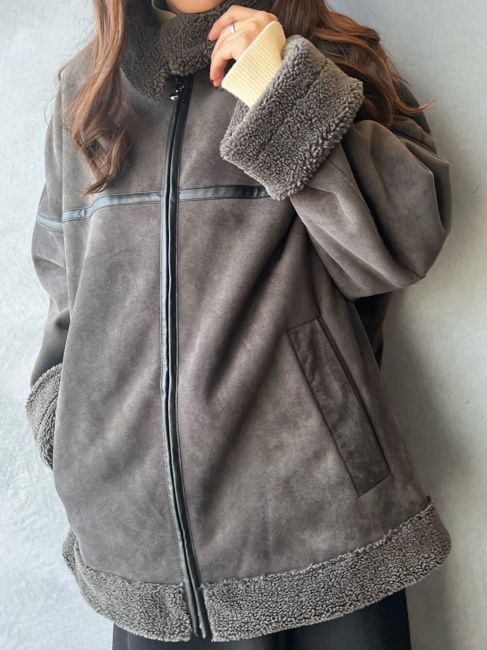 「秋服、オトナカジュアル、大人かわいい、アウター、いいね、save、フォローお願いします🤑、ビッグシルエット、ムートン、ボアジャケット、ボア、ボアブルゾン、ムートンコート、スカート」｜「Lui'sのフェイクムートンブルゾン（ブルゾン、グレー系）」を使った、Mikiさん（レディース・158cm）の秋コーディネートの5枚目の写真