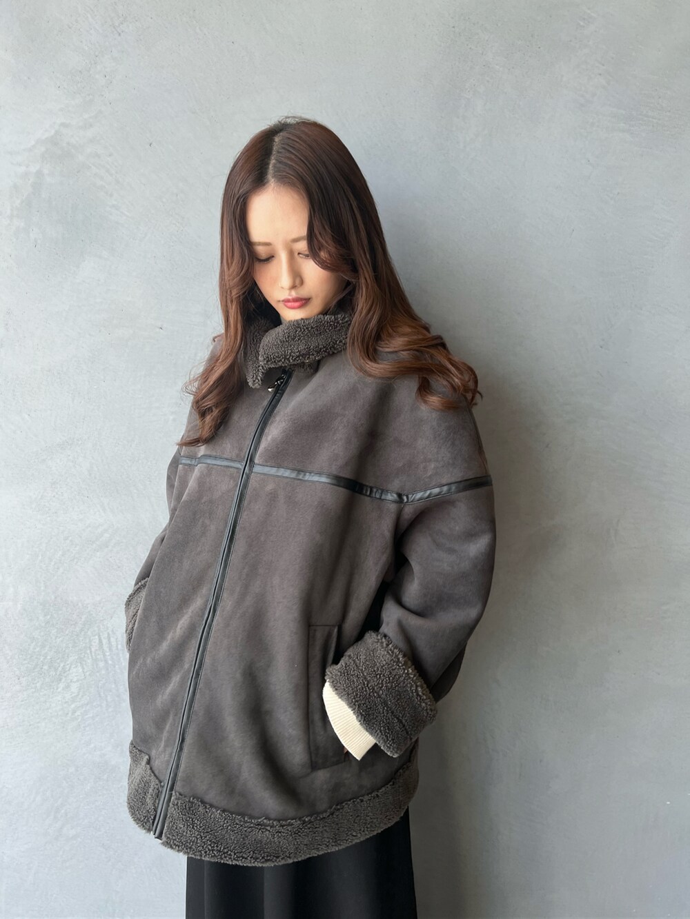 「秋服、オトナカジュアル、大人かわいい、アウター、いいね、save、フォローお願いします🤑、ビッグシルエット、ムートン、ボアジャケット、ボア、ボアブルゾン、ムートンコート、スカート」｜「Lui'sのフェイクムートンブルゾン（ブルゾン、グレー系）」を使った、Mikiさん（レディース・158cm）の秋コーディネートの4枚目の写真