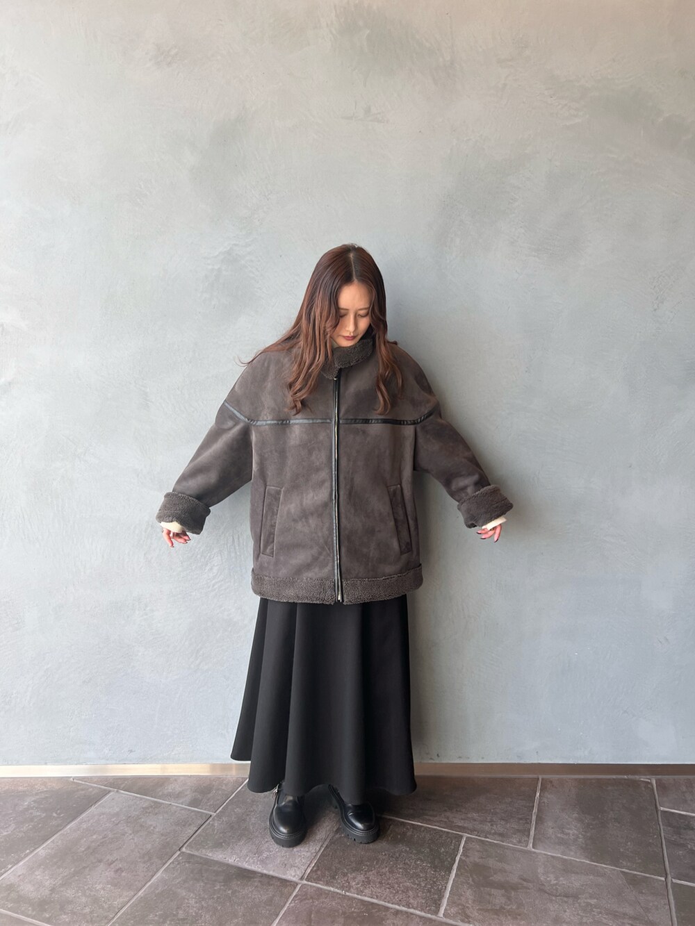 「秋服、オトナカジュアル、大人かわいい、アウター、いいね、save、フォローお願いします🤑、ビッグシルエット、ムートン、ボアジャケット、ボア、ボアブルゾン、ムートンコート、スカート」｜「Lui'sのフェイクムートンブルゾン（ブルゾン、グレー系）」を使った、Mikiさん（レディース・158cm）の秋コーディネートの2枚目の写真