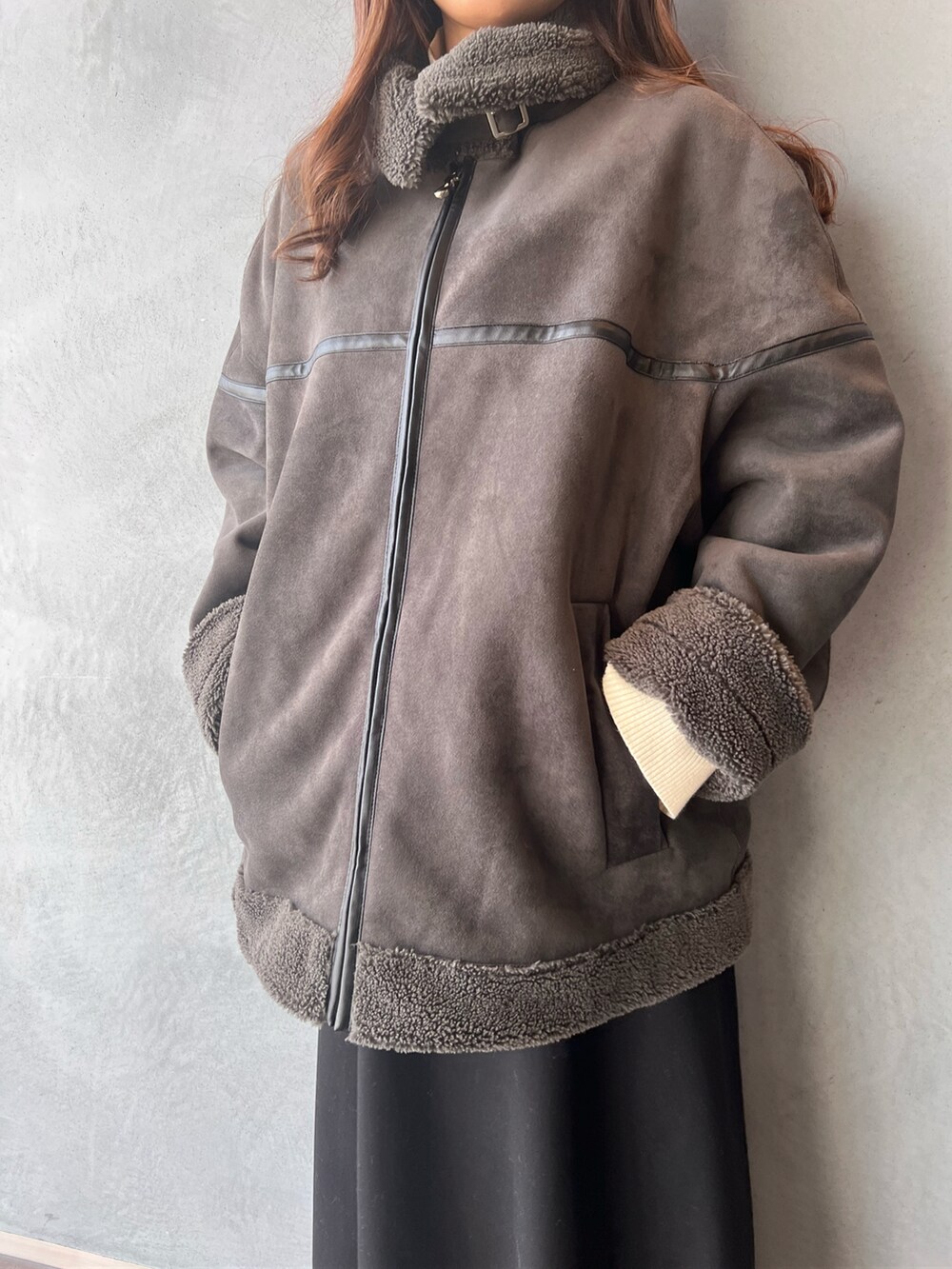 「秋服、オトナカジュアル、大人かわいい、アウター、いいね、save、フォローお願いします🤑、ビッグシルエット、ムートン、ボアジャケット、ボア、ボアブルゾン、ムートンコート、スカート」｜「Lui'sのフェイクムートンブルゾン（ブルゾン、グレー系）」を使った、Mikiさん（レディース・158cm）の秋コーディネートの3枚目の写真