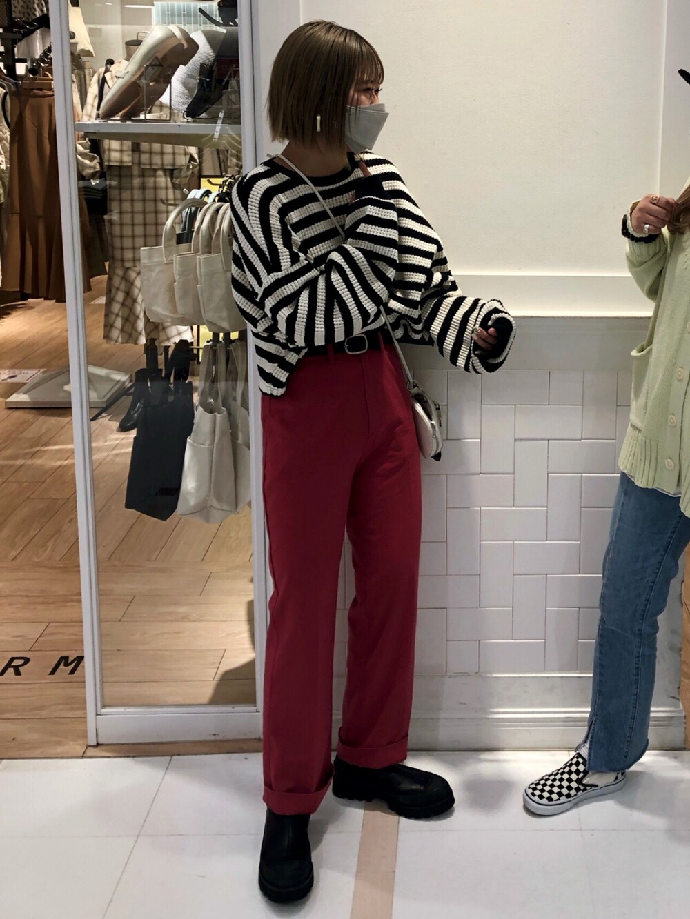 ブラック系のTシャツ/カットソー、ピンク系のパンツ、ホワイト系のショルダーバッグを着用したレディースの冬コーディネートの2枚目の写真