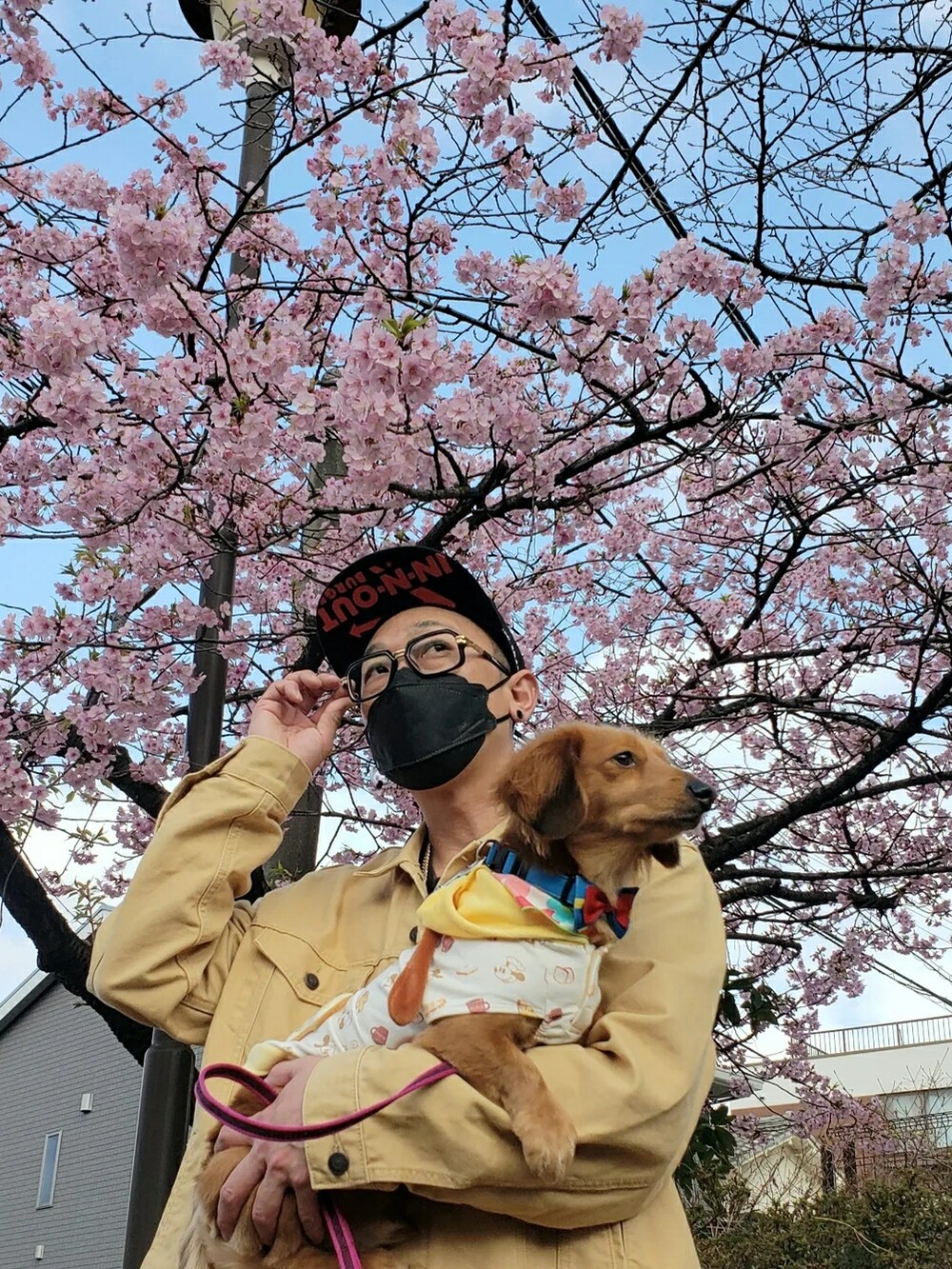 ブラック系のTシャツ/カットソー、グリーン系のカーゴパンツ、ベージュ系のデニムジャケットを着用したメンズの春コーディネートの2枚目の写真