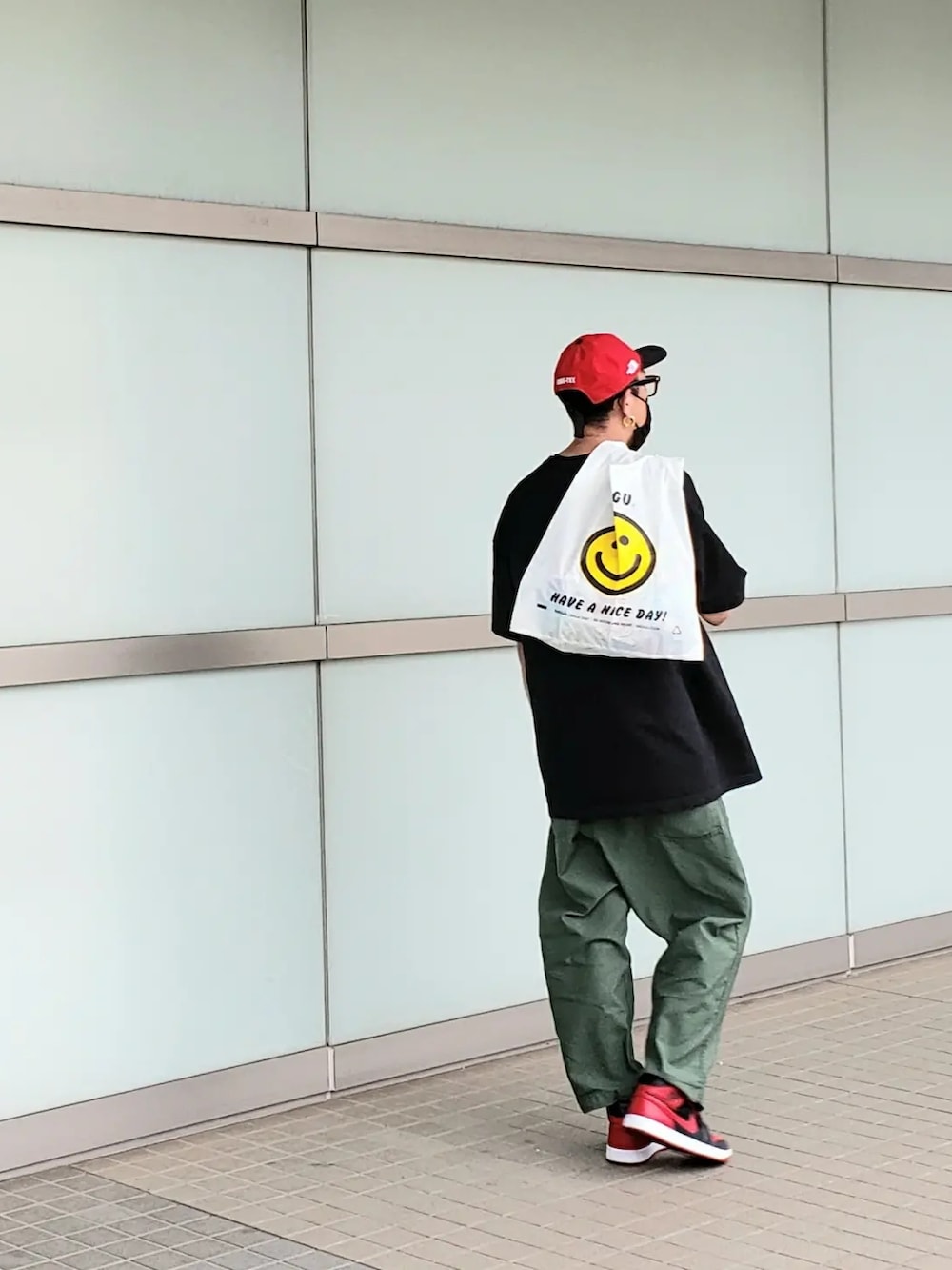 ホワイト系のエコバッグ/サブバッグを着用したメンズの春コーディネートの3枚目の写真