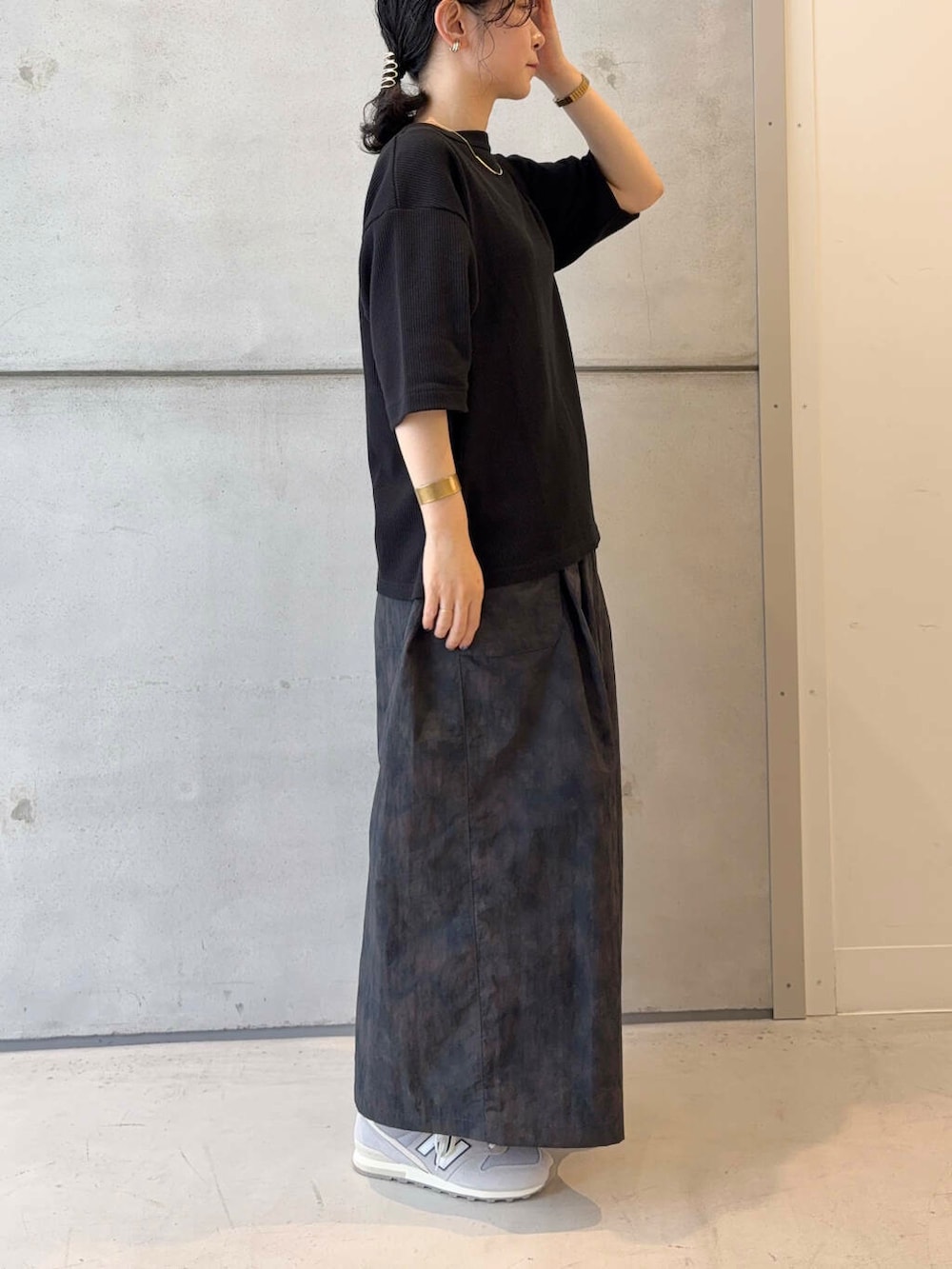 ブラック系のショルダーバッグ、ブラック系のTシャツ/カットソー、ブラック系のその他パンツを着用したレディースの夏コーディネートの5枚目の写真