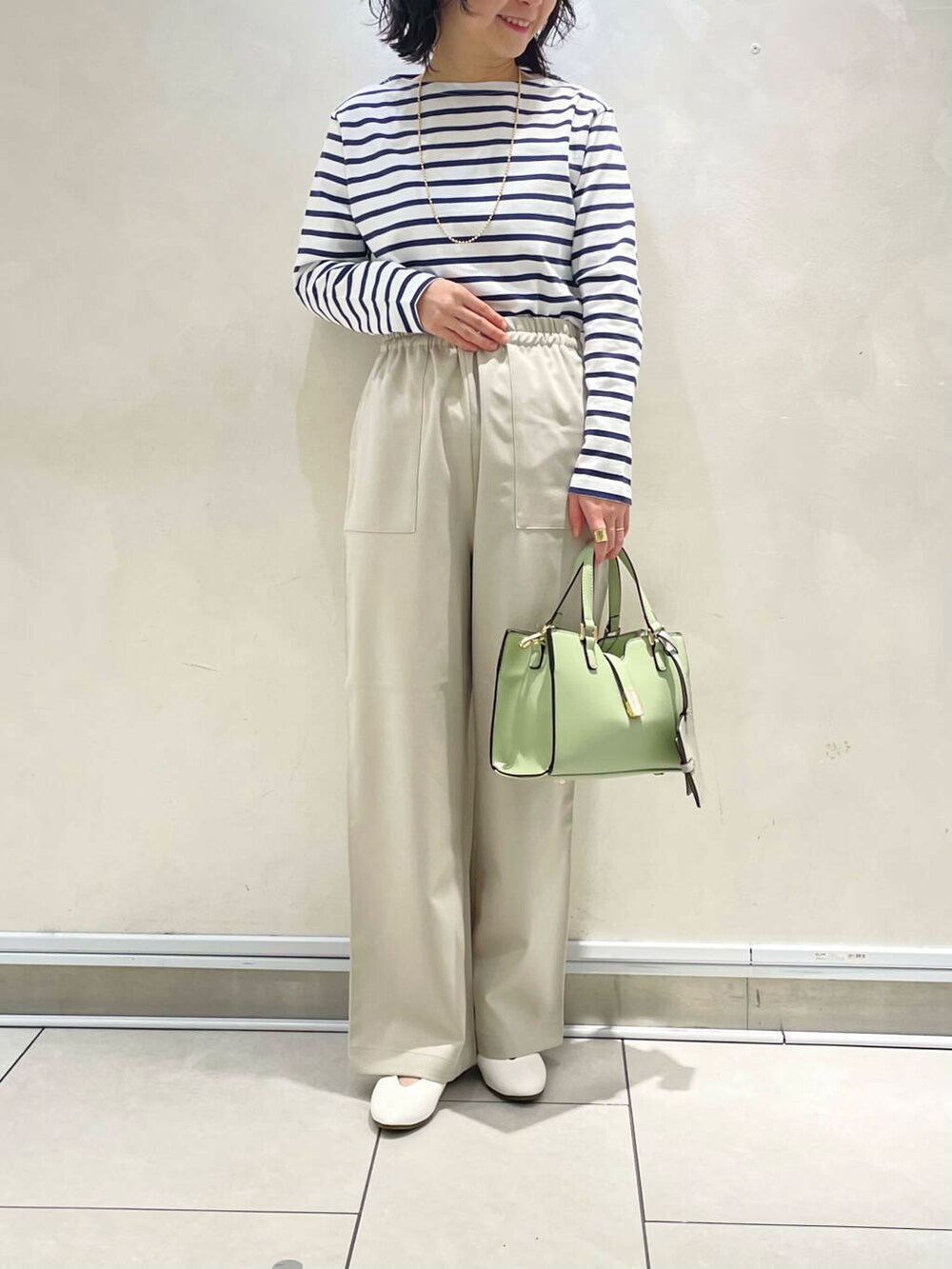 ホワイト系のパンプス、ベージュ系のその他パンツ、ブルー系のTシャツ/カットソーを着用したレディースの冬コーディネートの3枚目の写真