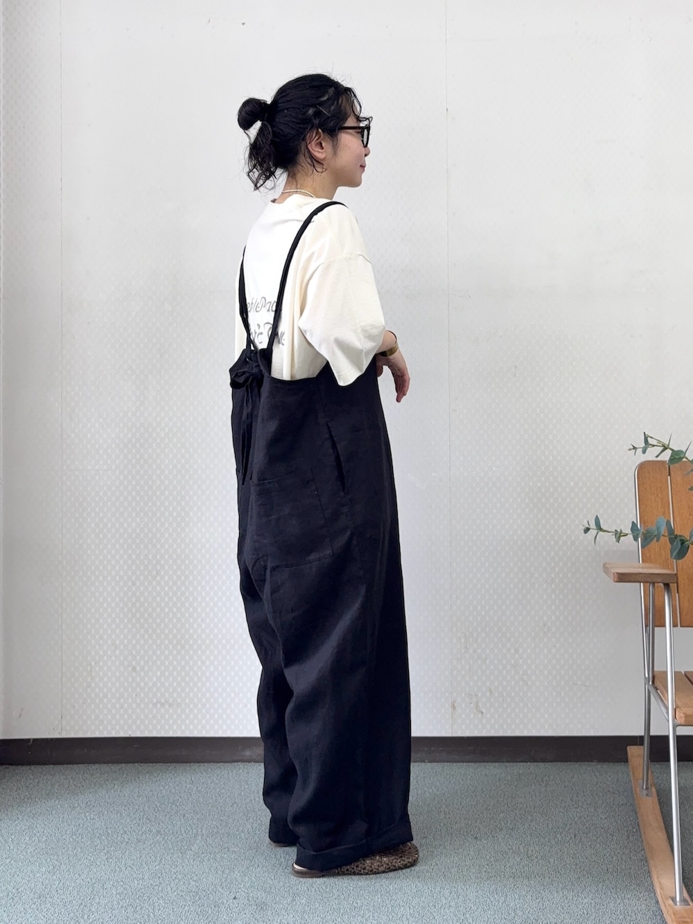 ブラウン系のサンダル、ブラック系のサロペット/オーバーオール、ベージュ系のTシャツ/カットソーを着用したレディースの春コーディネートの2枚目の写真