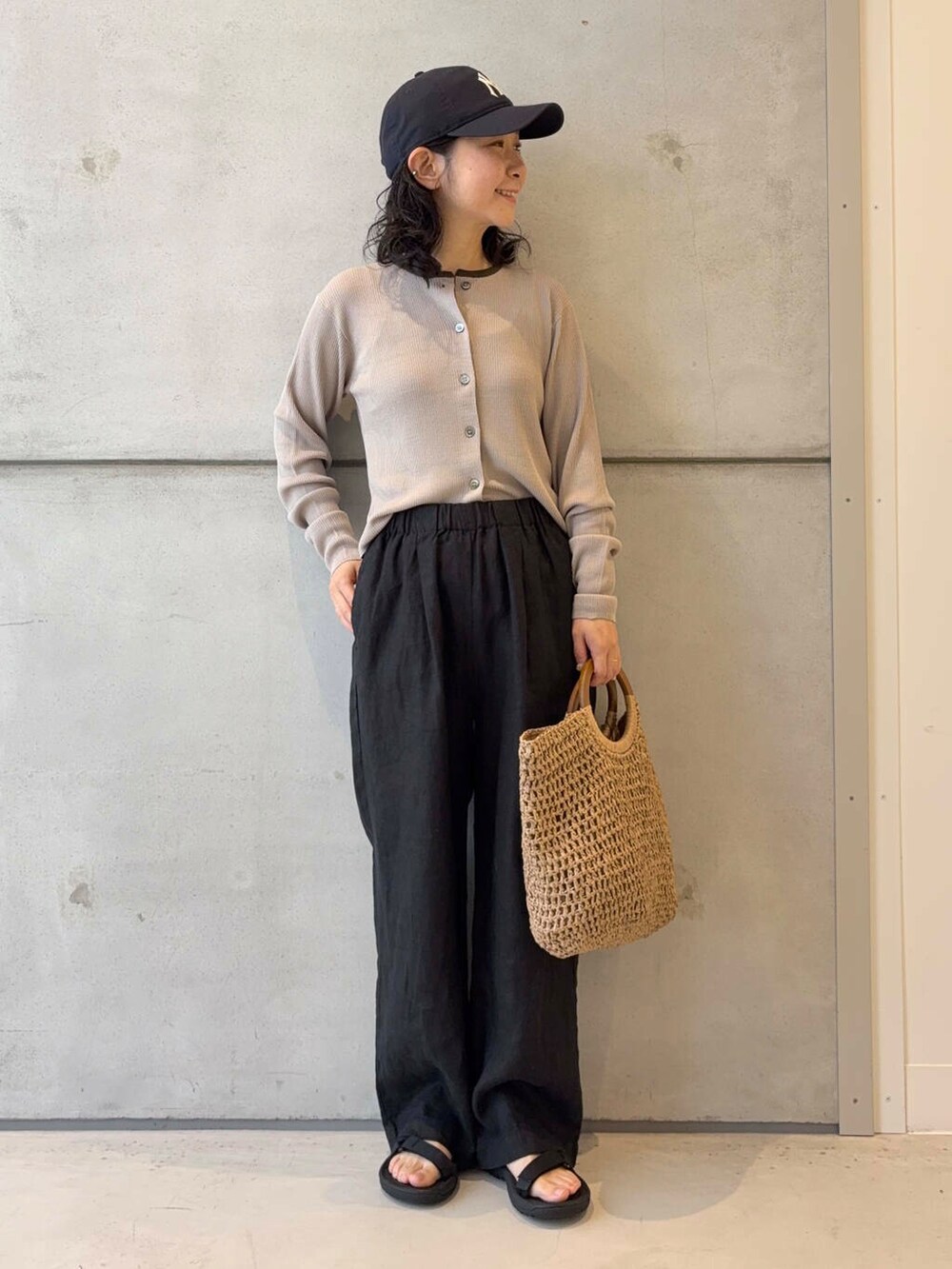 ブラック系のその他パンツ、ベージュ系のトートバッグ、グレー系のカーディガン/ボレロを着用したレディースの夏コーディネートの2枚目の写真