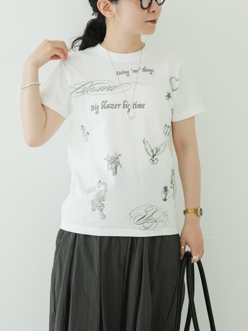 ホワイト系のTシャツ/カットソー、グレー系のその他パンツ、ブラック系のサンダルを着用したレディースの夏コーディネートの5枚目の写真