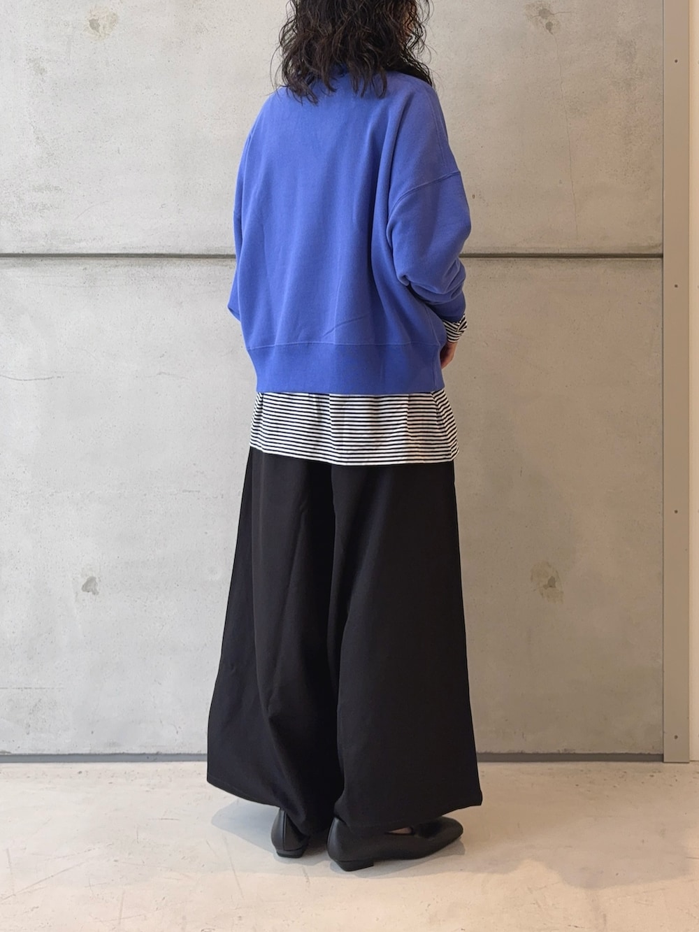 ブラック系のTシャツ/カットソー、ブルー系のTシャツ/カットソー、ブラック系のショルダーバッグを着用したレディースの秋コーディネートの4枚目の写真