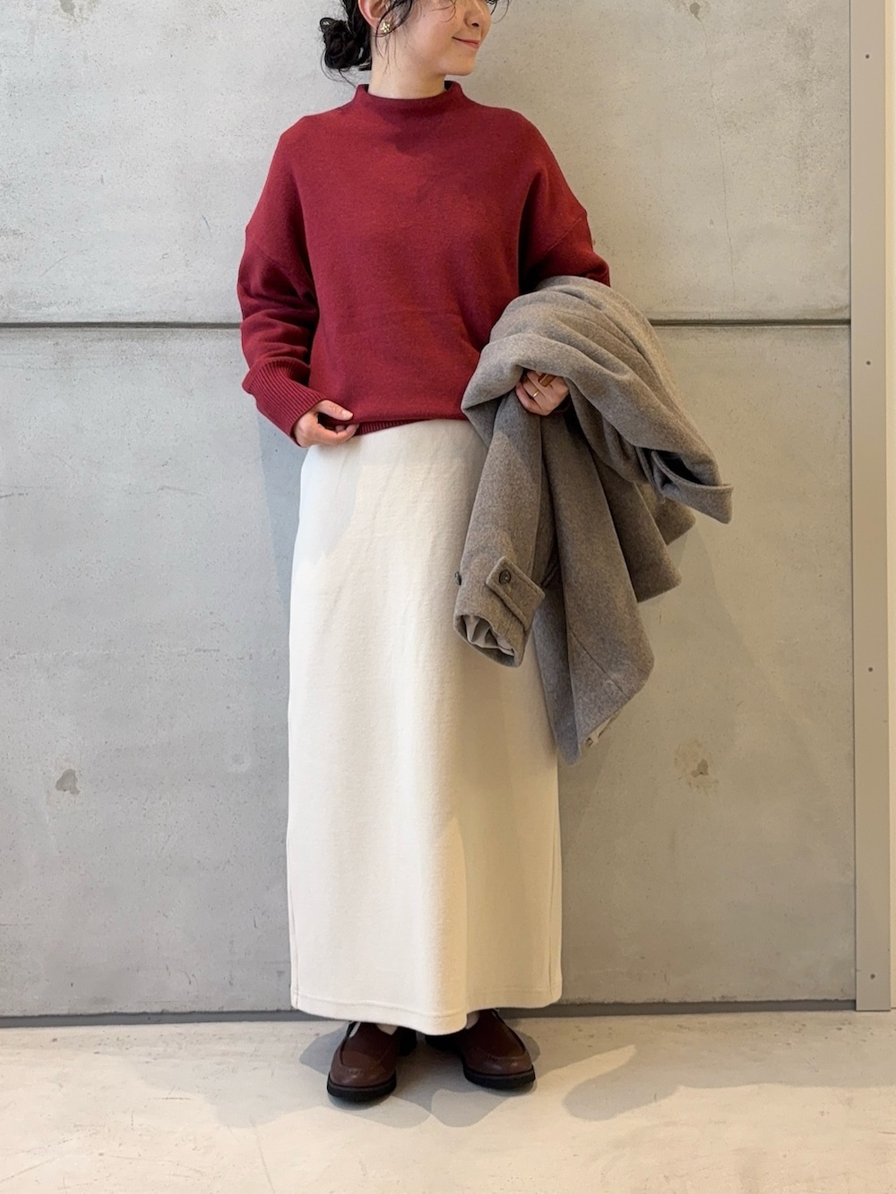 ホワイト系のスカート、ブラウン系のローファー、グレー系のステンカラーコートを着用したレディースの秋コーディネートの5枚目の写真