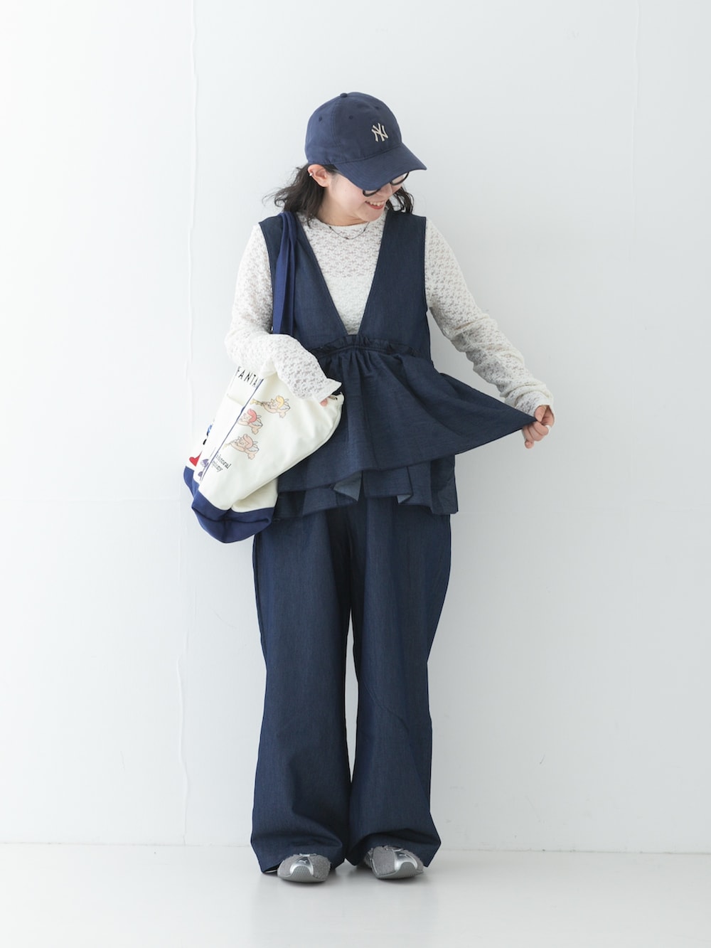 ブルー系のつなぎ/オールインワン、その他のトートバッグ、ホワイト系のTシャツ/カットソーを着用したレディースの秋コーディネートの2枚目の写真