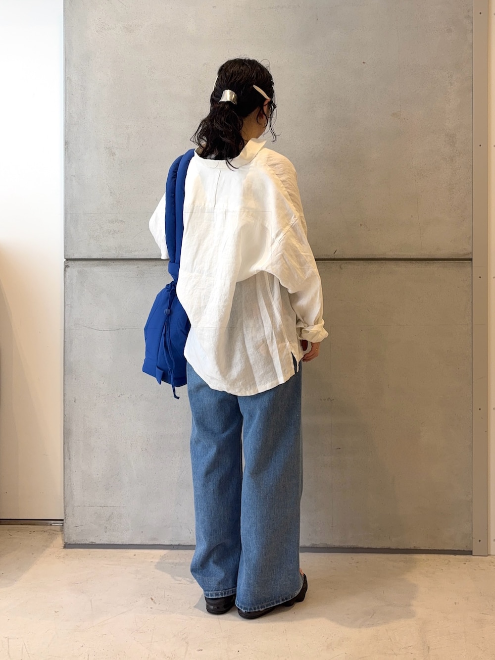 ブラック系のサンダル、ホワイト系のタンクトップ、ホワイト系のシャツ/ブラウスを着用したレディースの春コーディネートの4枚目の写真