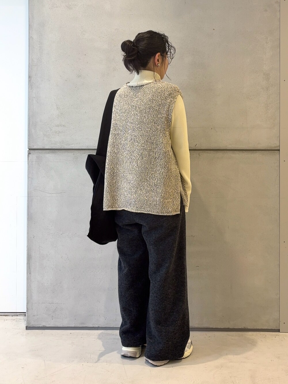 ブラック系のトートバッグ、グレー系のその他パンツ、シルバー系のスニーカーを着用したレディースの冬コーディネートの4枚目の写真