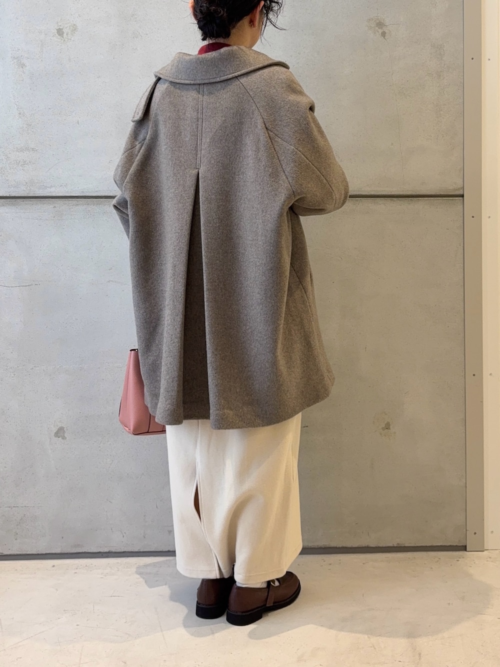 ホワイト系のスカート、ブラウン系のローファー、グレー系のステンカラーコートを着用したレディースの秋コーディネートの4枚目の写真