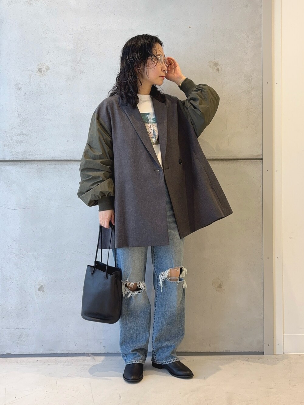 グレー系のその他アウター、ホワイト系のTシャツ/カットソー、ブラック系のショルダーバッグを着用したレディースの秋コーディネートの2枚目の写真