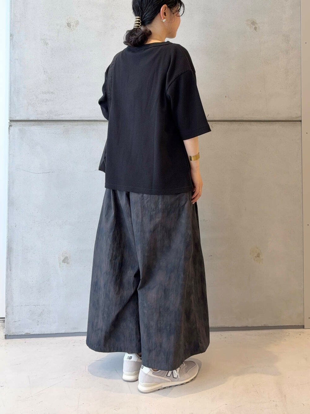 ブラック系のショルダーバッグ、ブラック系のTシャツ/カットソー、ブラック系のその他パンツを着用したレディースの夏コーディネートの6枚目の写真